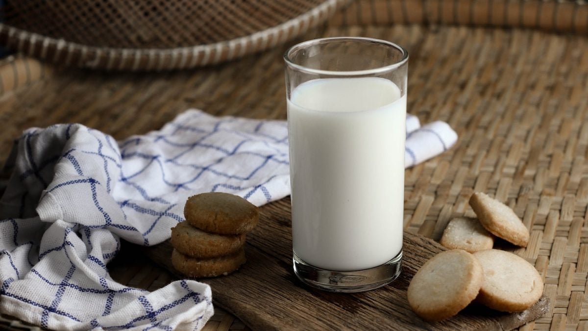 Zklidňuje a podporuje tvorbu melatoninu Proč je dobré pít večer teplé mléko