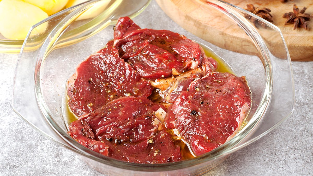 Krájím ji na plátky, okořením a dám do trouby. Tak připravuji rychlý oběd z vepřové krkovice