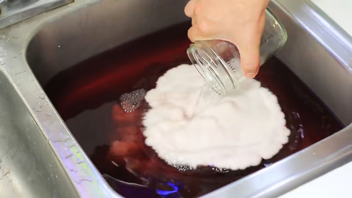 Zvon a chemie nejsou potřeba: jak uvolnit ucpaný odpad v trubce během jednoho večera pomocí věcí z kuchyně