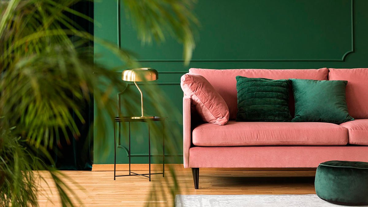 „Už nikdy nepřilepím pohovku ke zdi“ Trik roku 2026, který opravdu zvětší obývák bez jakýchkoli stavebních prací podle architektů