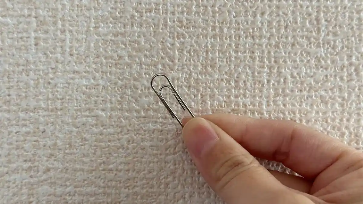 „Vrtat do stěn není potřeba!“ Způsob, jak pověsit fotografie a obrazy, o kterém si lidé říkají „Aha, tak takhle…“