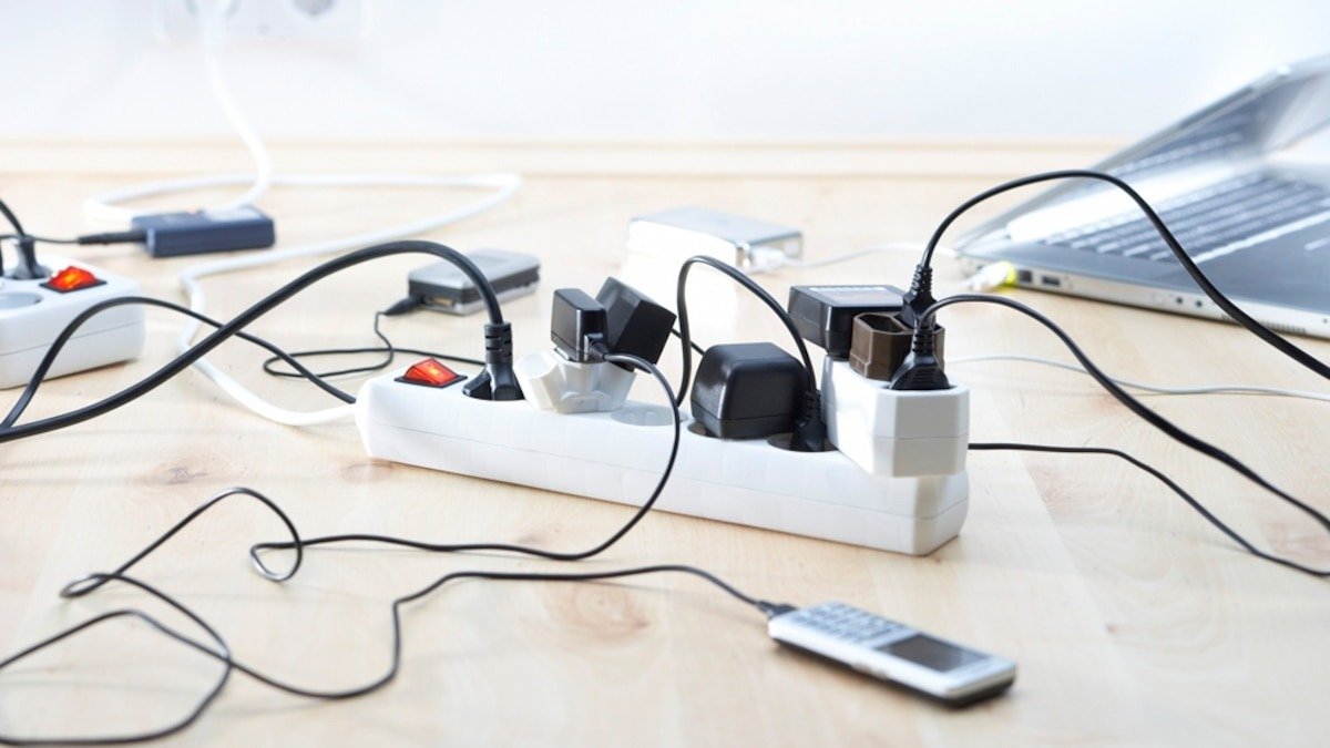 Co dělat se starými nabíječkami, které už nepoužíváte: 3 užitečné nápady do domácnosti