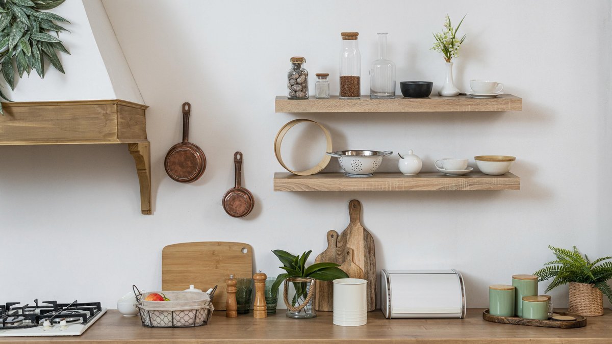 10 otevřených polic, které „oživí“ kuchyň a udělají ji krásnější