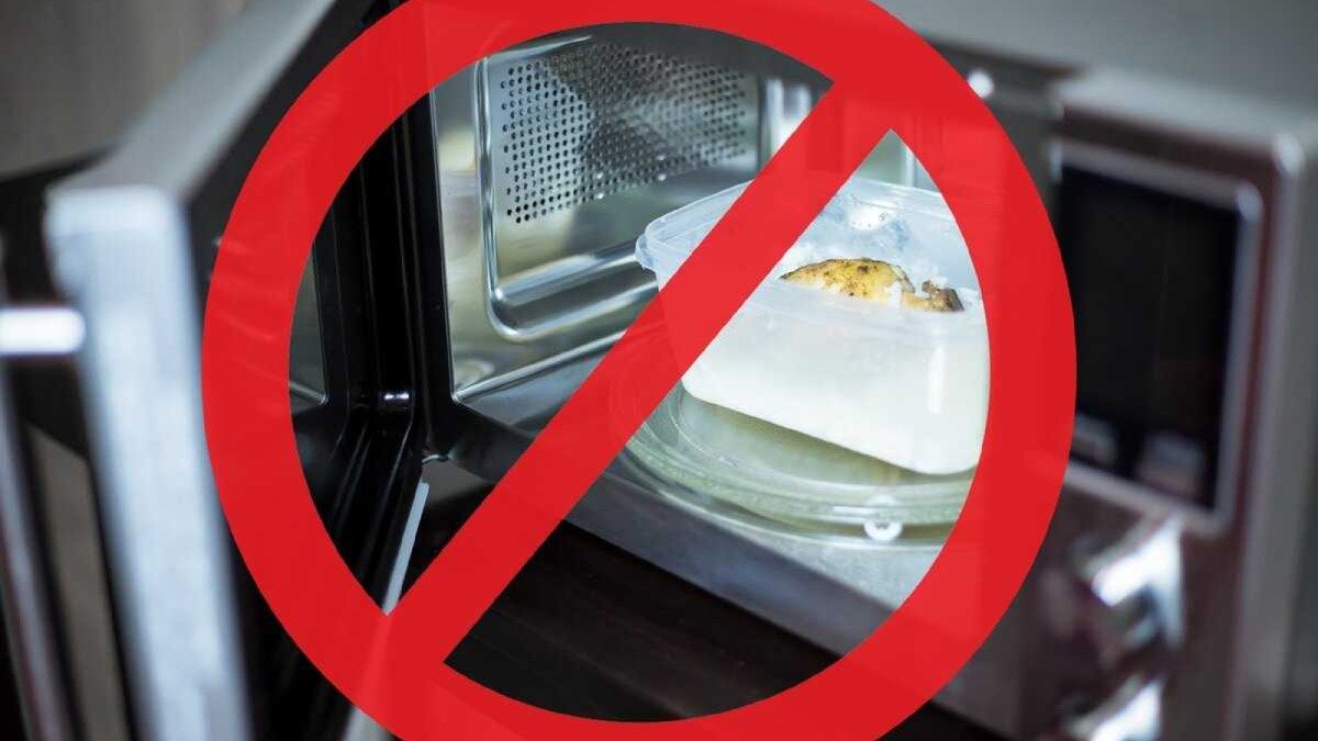 10 věcí, které byste nikdy neměli ohřívat v mikrovlnné troubě