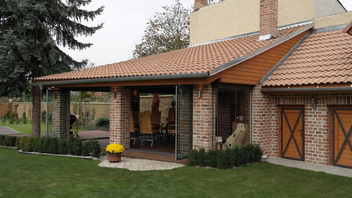 13 modelů terasy u domu bez plotu, které zůstanou bezpečné a vypadají luxusně