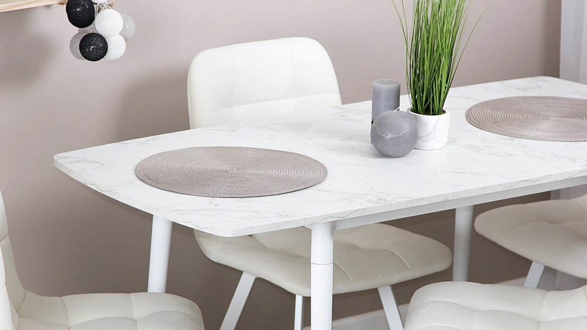 Sbohem jídelnímu stolu: nový zahraniční trend, který ho definitivně nahrazuje v domácnostech