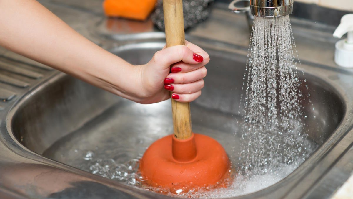 "Čisticí prostředek a savo nejsou potřeba"... Když do odtoku dřezu nalijete "tohle", vyřešíte zápach i ucpání najednou