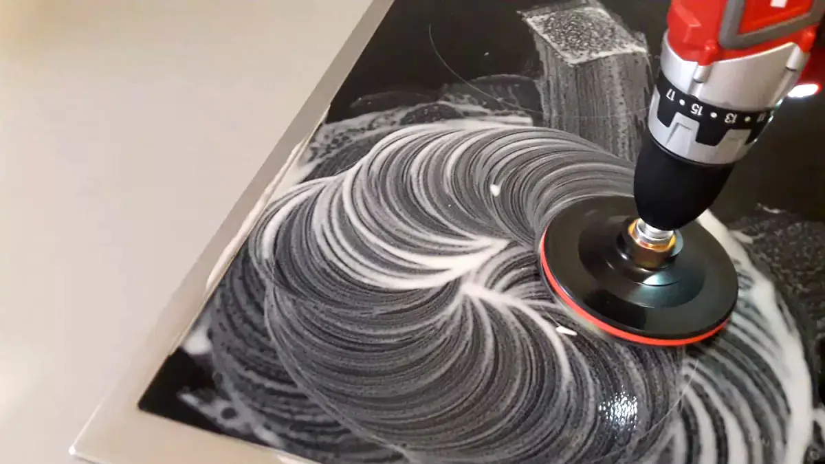 Odstraňte škrábance z keramické varné desky, aniž byste ji poškodili