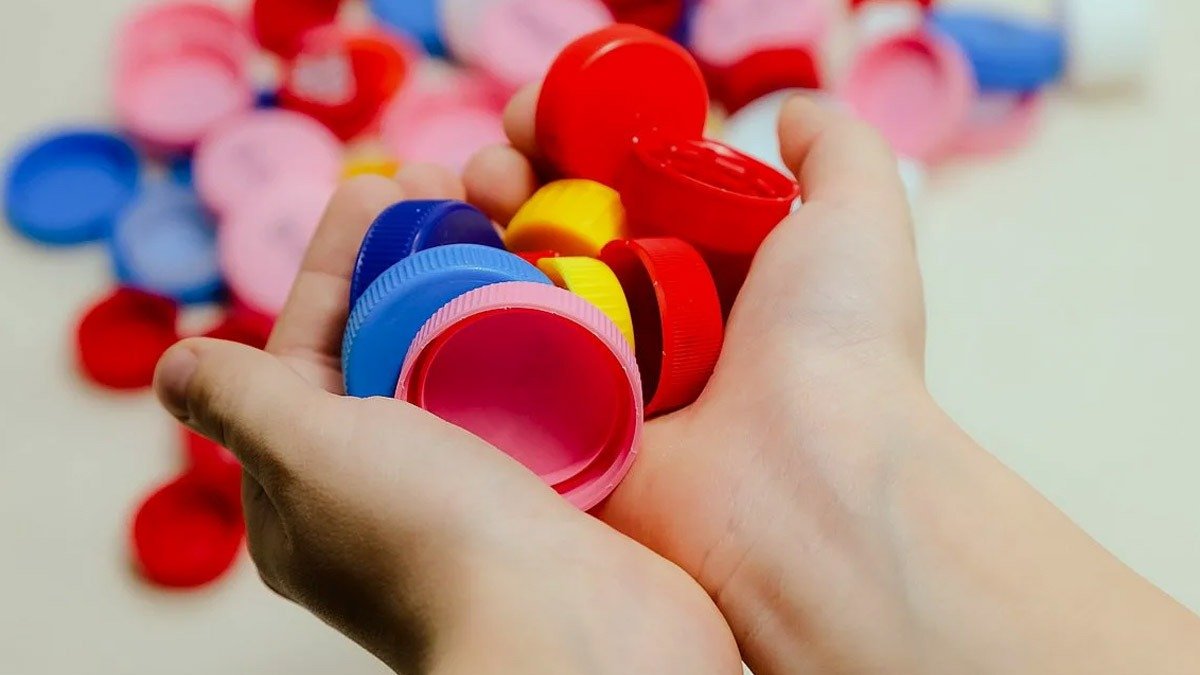 Už nikdy nevyhazuji víčka z plastových lahví. Takhle je využívám v kuchyni