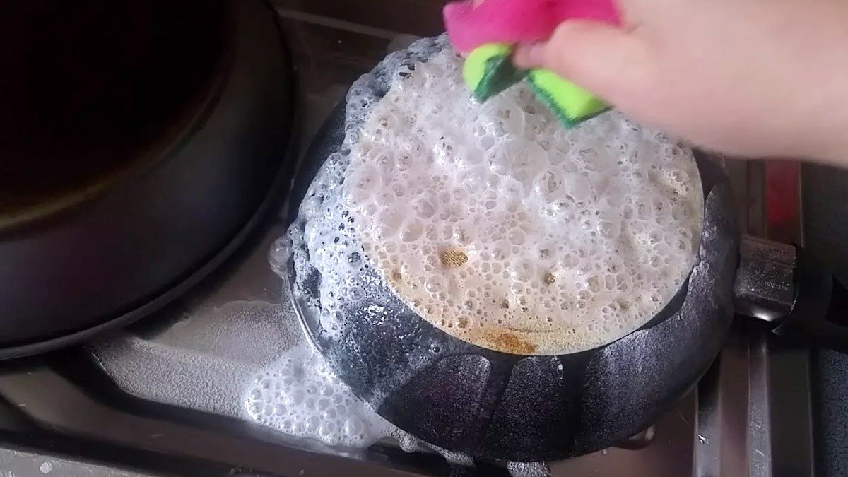 Způsob, jak vrátit hliníkové pánvičce na fritování původní lesk bez velké námahy