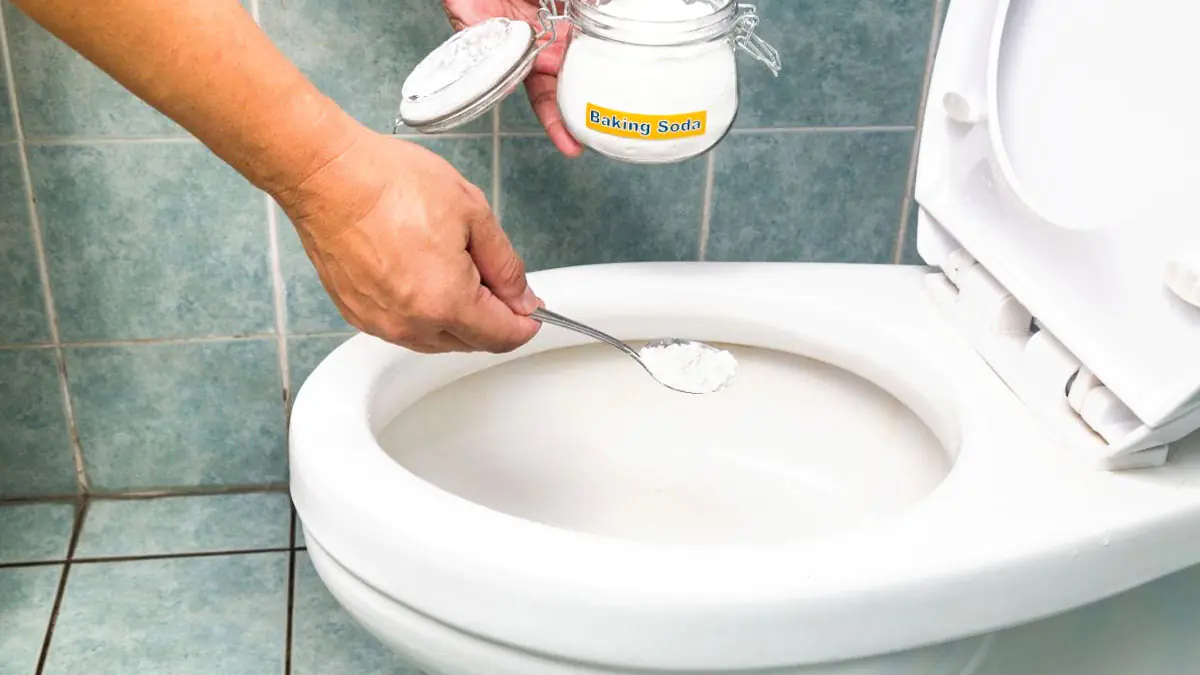 Zažloutlé záchodové prkénko? Tento jednoduchý postup vrátí bělost bez drahé chemie