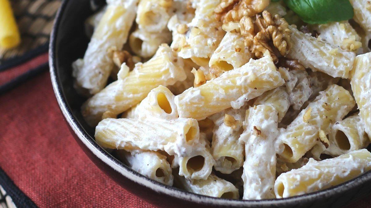 Špagety s ricottou a vlašskými ořechy: chutný pokrm, který je snadný a rychlý na přípravu