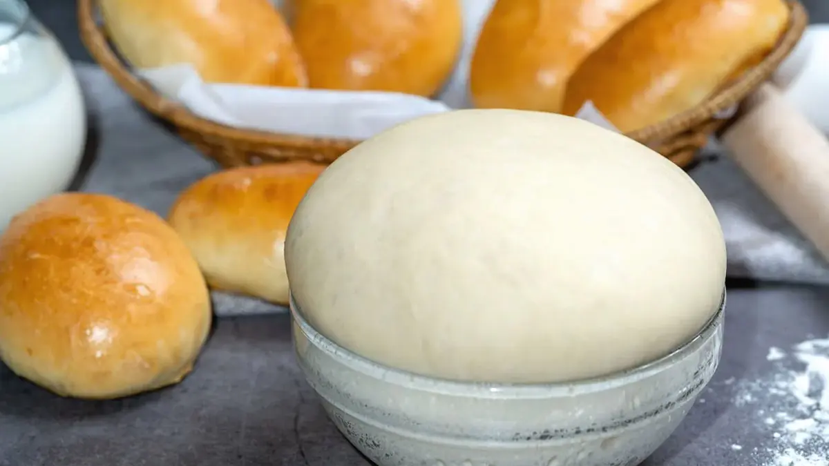 Tvarohové bulky bez kvasnic: drobivý tvaroh rozmačkám vidličkou – vyjdou nadýchané s jemnou střídou