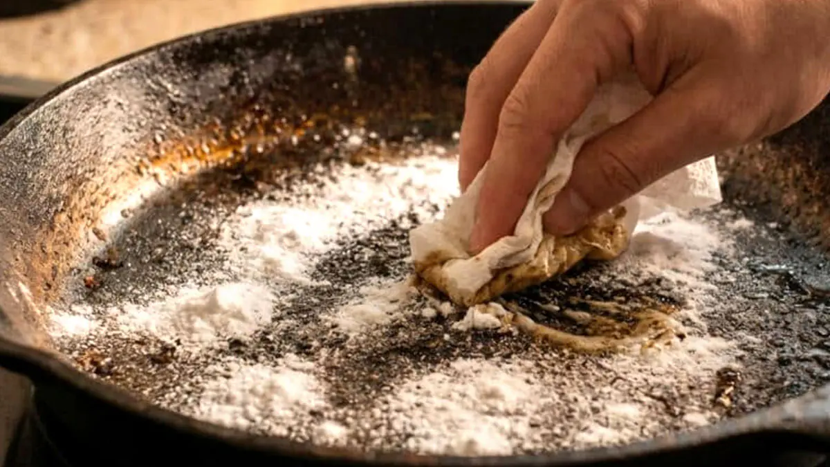 Posypte tento prášek na mastnotu připečenou k pánvi… za 5 minut bude jako nová