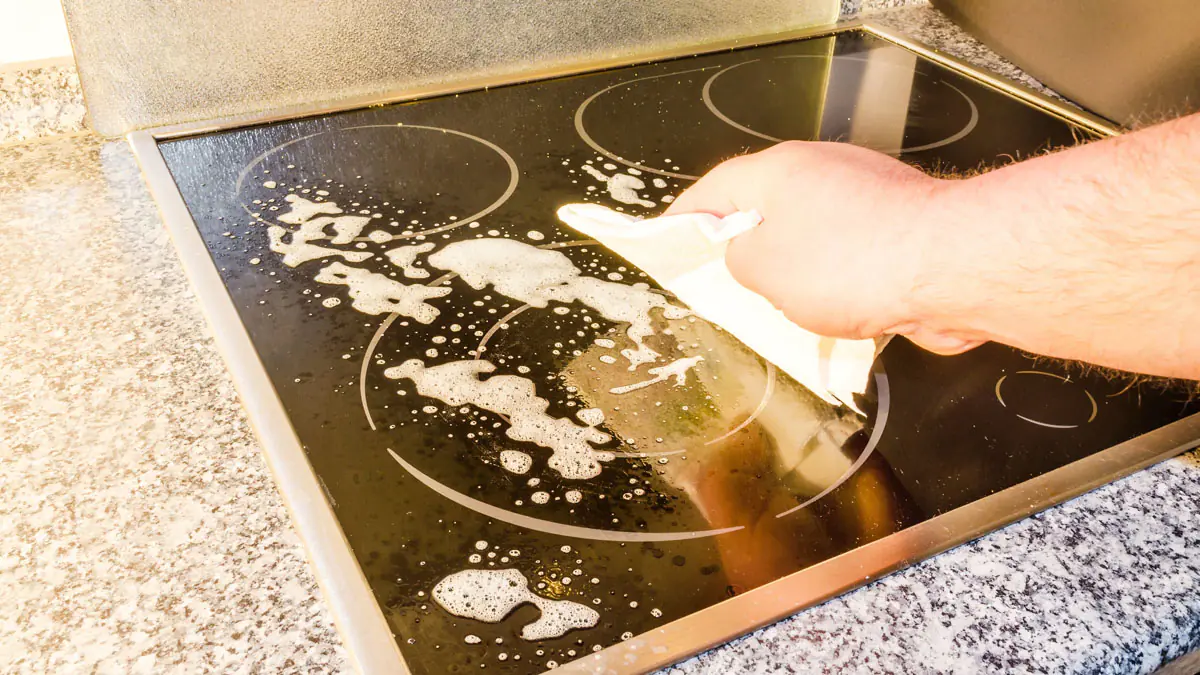 Keramická varná deska z křišťálového skla: užasná domácí směs obnoví lesk za pouhých 5 minut