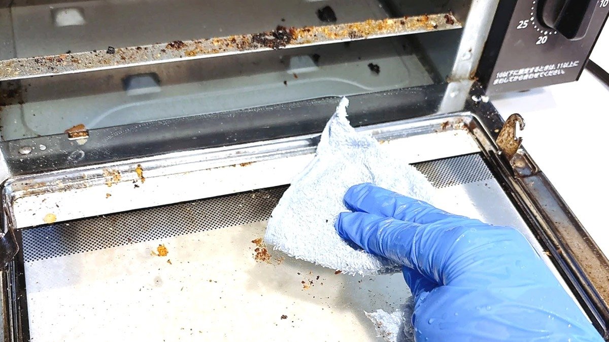 Jednoduchá technika čištění trouby, která donutí „tuk a připáleniny“ zazářit: „čistě a úhledně!“