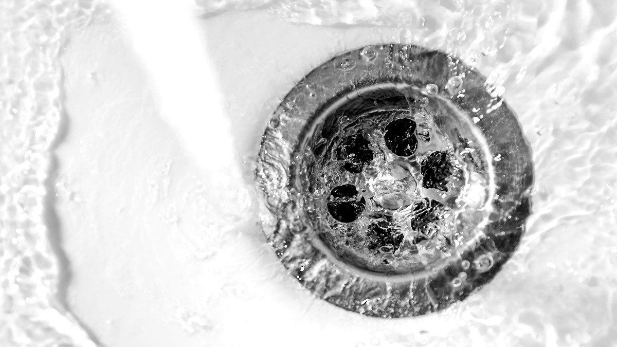 Technika čištění odpadu v koupelně na celý život. Jednoduchý trik, jak za 10 sekund ztížit usazování nečistot