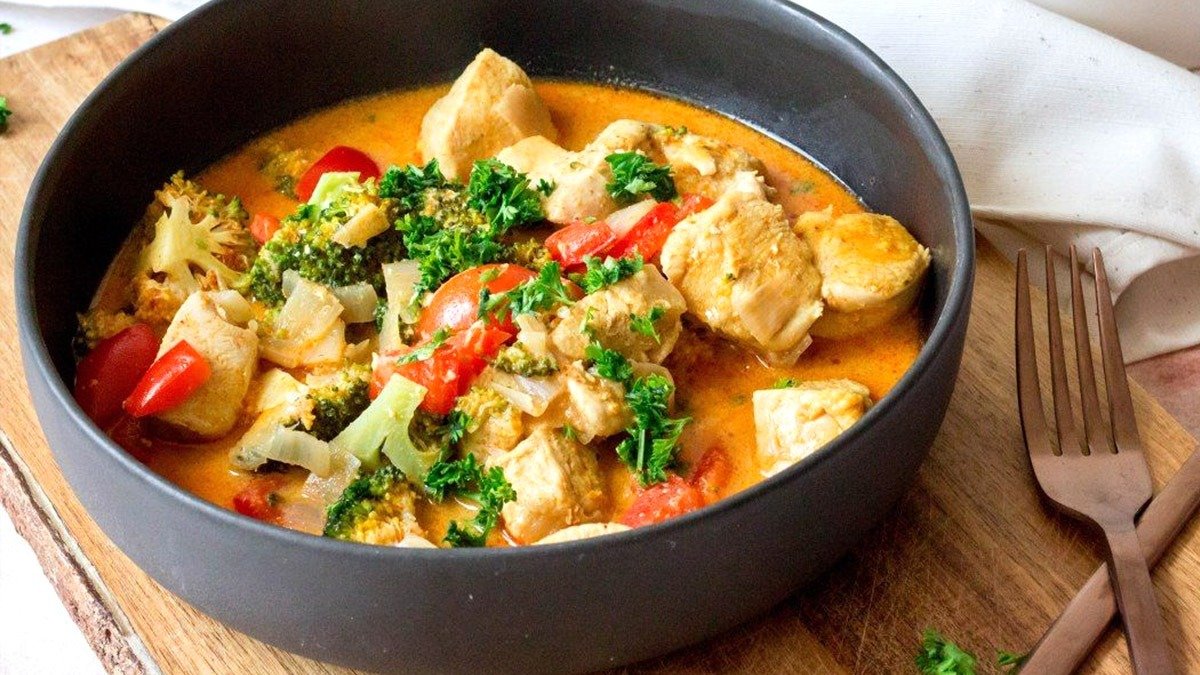 Omáčka se smetanou a kuřetem – hodí se ke každé příloze: po domácku chutné teplé jídlo