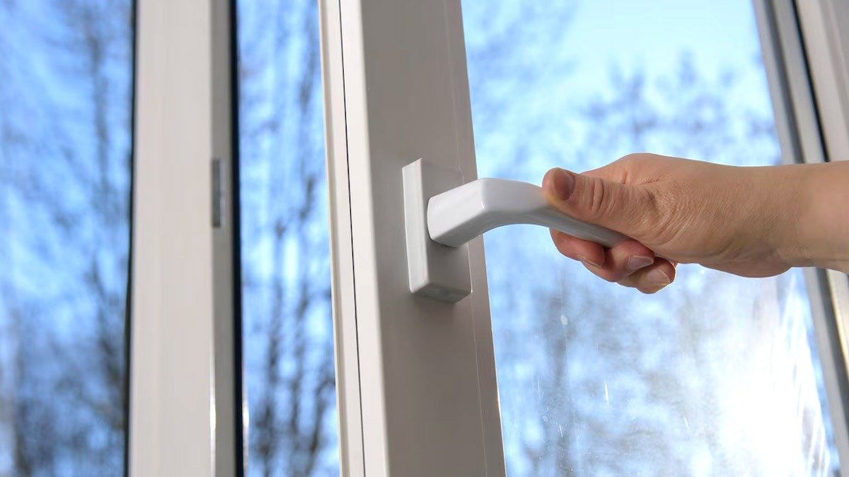 Proč byste měli mít v noci zavřené okno v ložnici