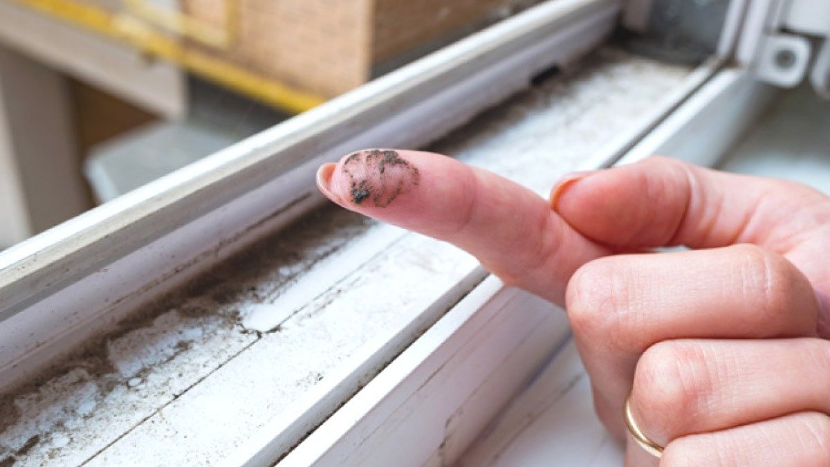 Okna: trik s peroxidem vodíku na vodících lištách, který profesionálové doporučují, aby se předešlo vážnému problému doma