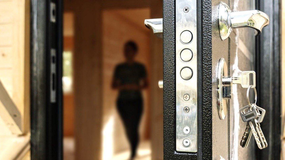 Klíč v zámku na noc? Kdo to dělá, sám si koleduje o nepříjemnosti