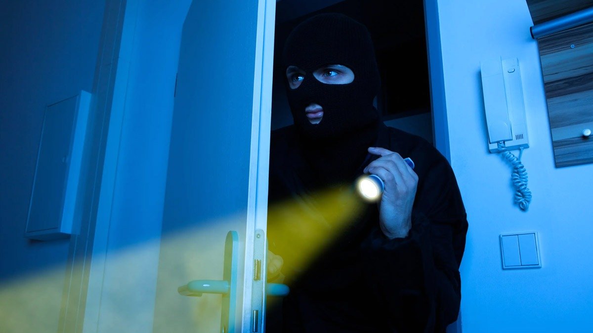 Tento neviditelný detail na vstupních dveřích prozrazuje, že vás vyhlédli zloději