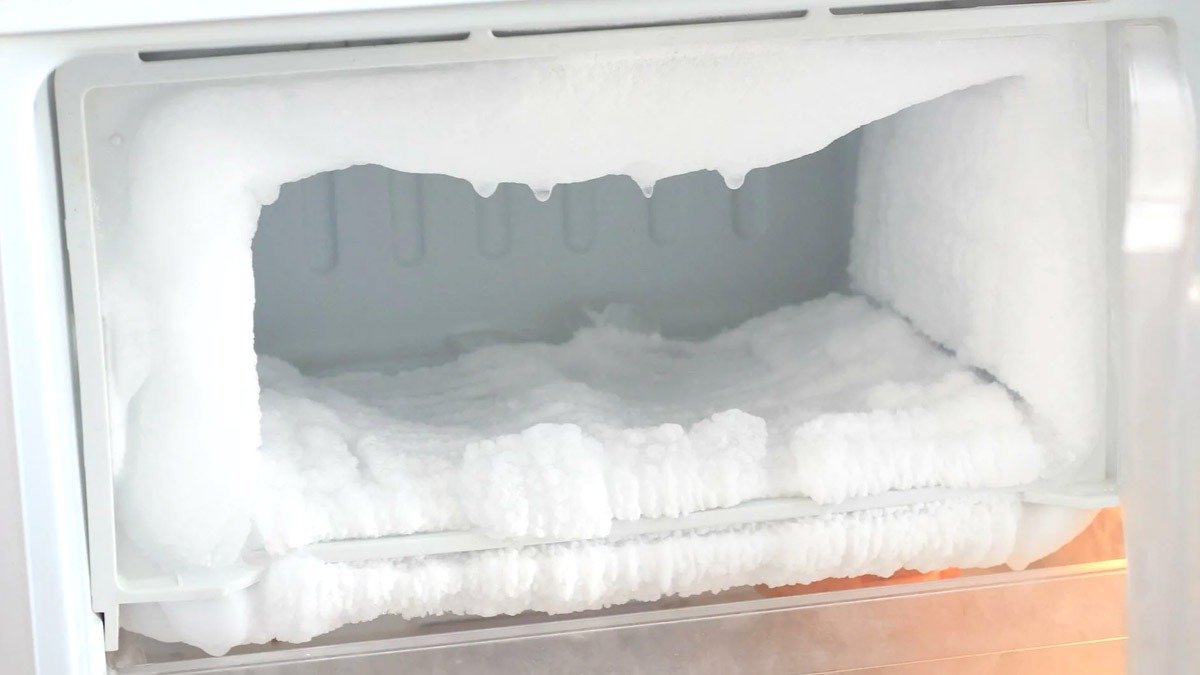 Jak odstranit všechen led z mrazáku za 5 minut pomocí… alobalu