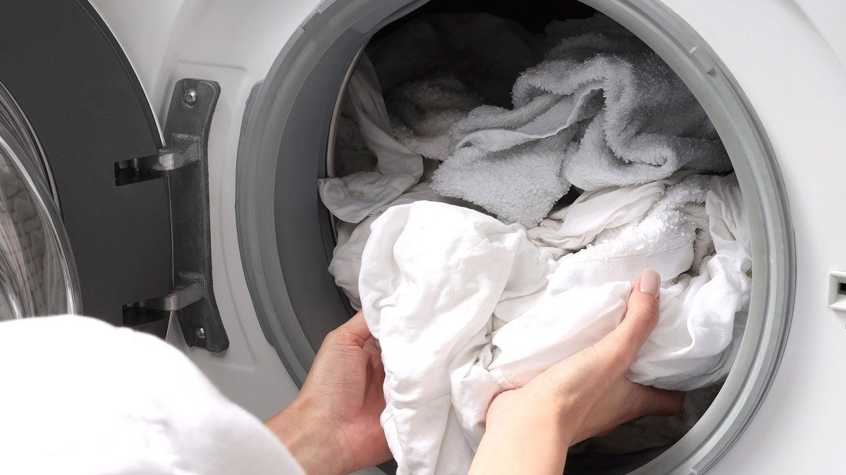 10 způsobů, jak prát oblečení, aby vonělo svěží jako z čistírny