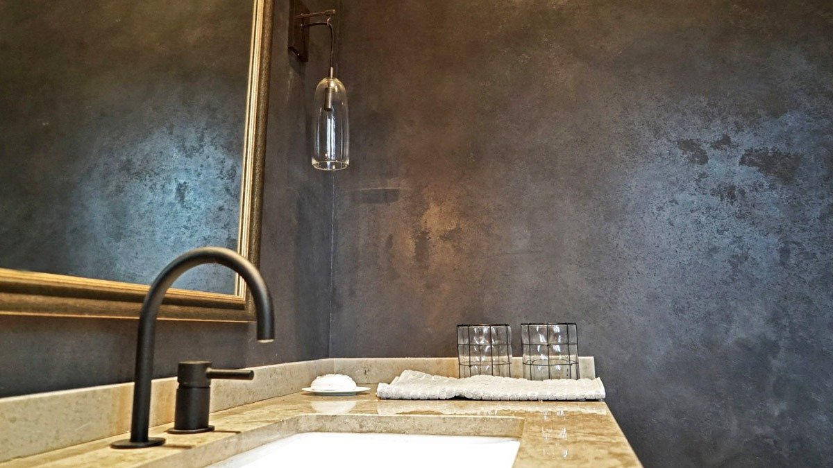 Oprava, která ohromí vaši peněženku: 7 způsobů, jak zařídit koupelnu bez obkladů a zbytečných výdajů