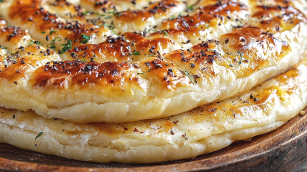 Místo chleba na novoroční stůl: křupavé placky z listového těsta za 15 minut