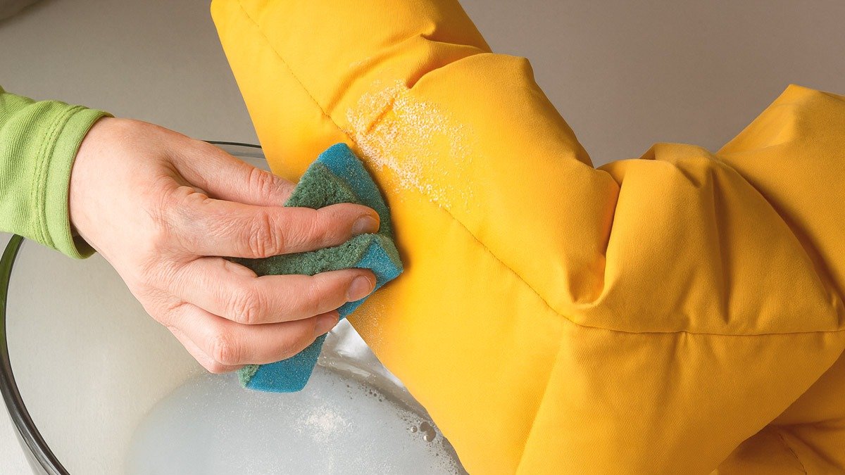 Jak vyčistit límec a manžety péřové bundy bez praní: jednoduchý trik – a to vše za 5 minut