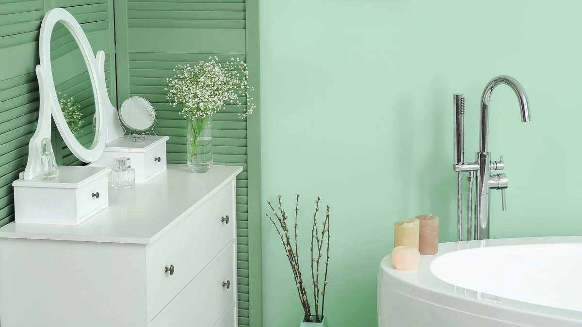 Oprava, která ohromí vaši peněženku: 7 způsobů, jak zařídit koupelnu bez obkladů a zbytečných výdajů