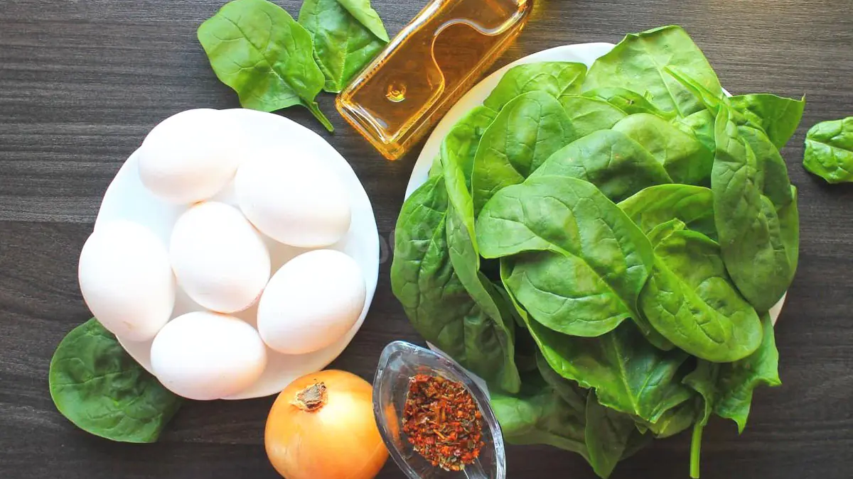 Špenát s vejci je vždycky dobrá volba. Ještě jednodušší než gratin: dokonalý zahřívací pokrm do chladného počasí