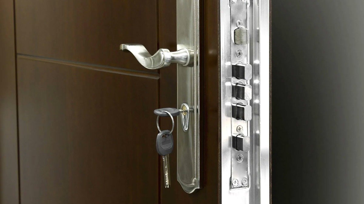 Klíč v zámku na noc? Kdo to dělá, sám si koleduje o nepříjemnosti