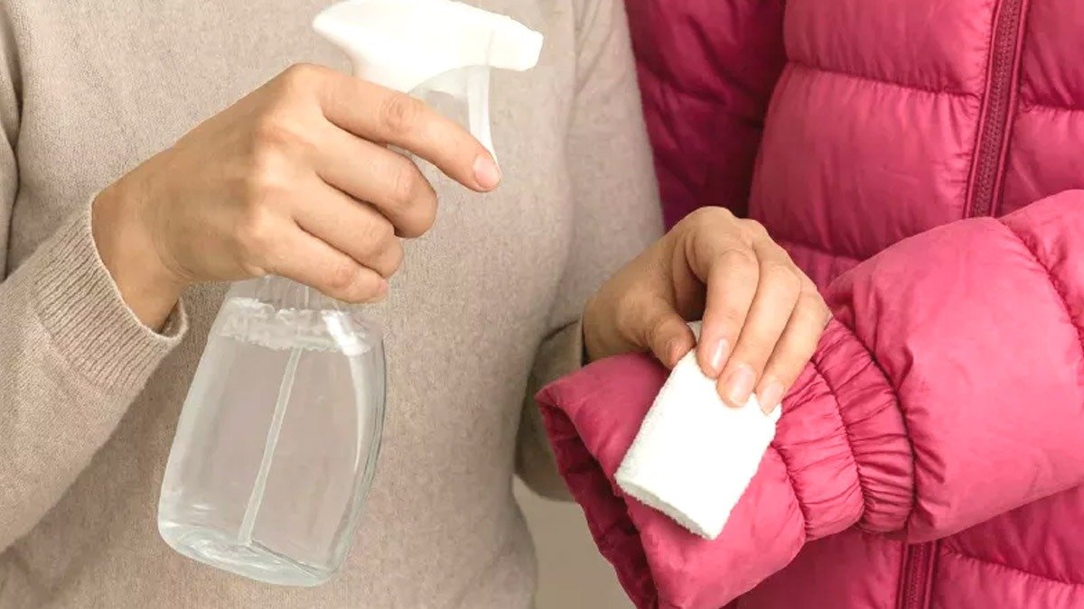 Jak vyčistit límec a manžety péřové bundy bez praní: jednoduchý trik – a to vše za 5 minut