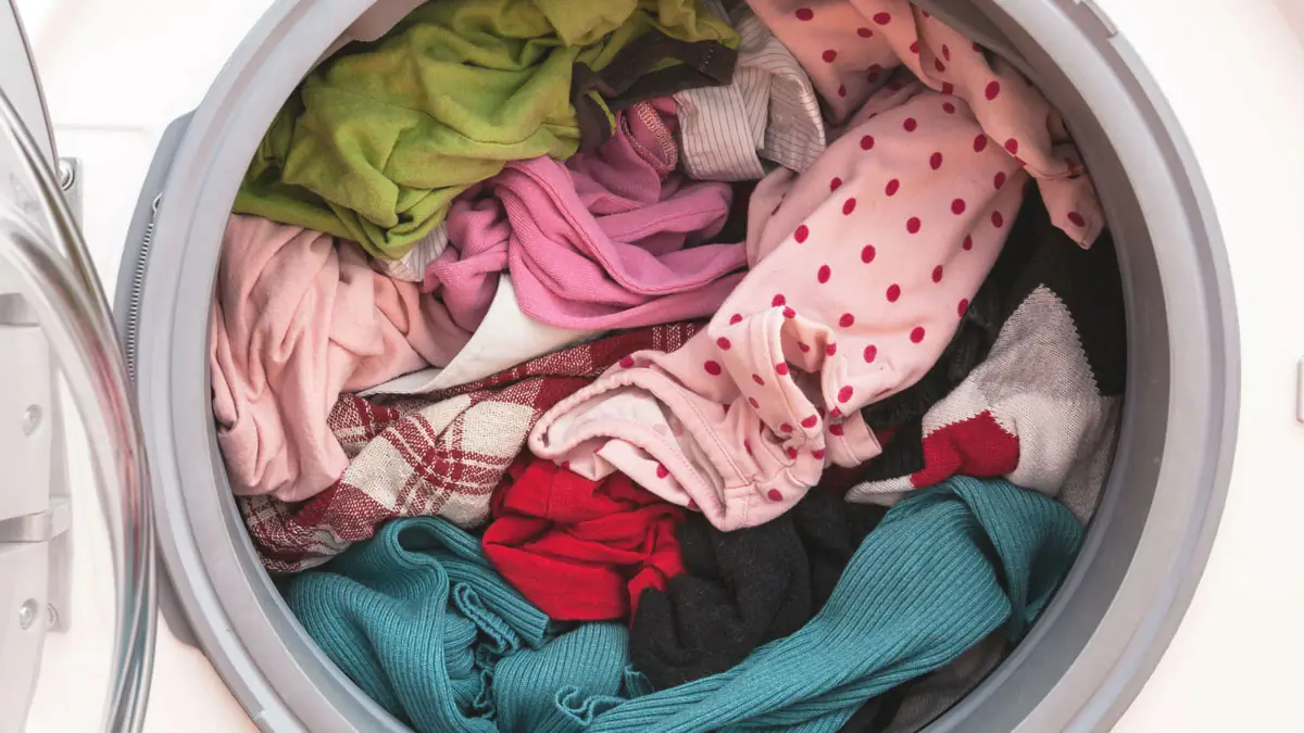 Proč se doporučuje používat lžíci soli v pračce a k čemu slouží