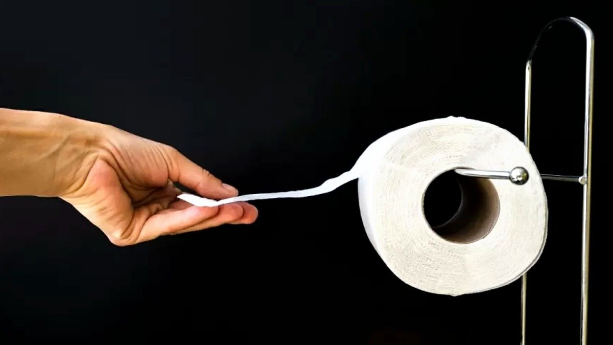 Proč není dobré pokládat suchý toaletní papír na sedátko toalety