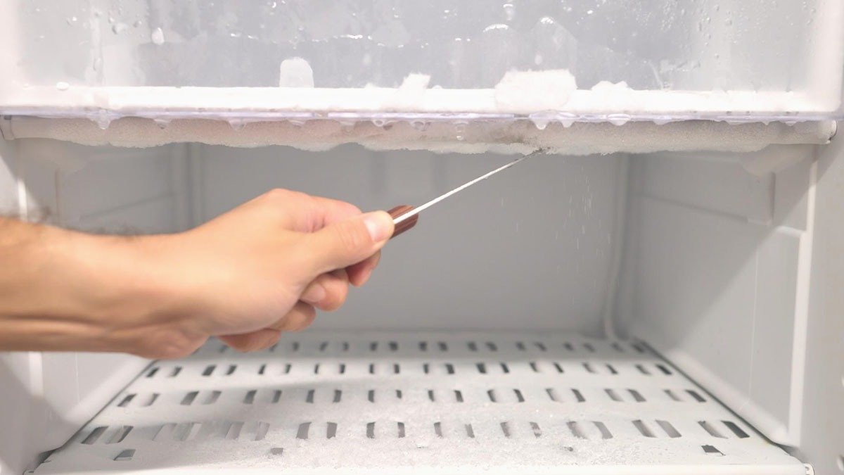 Rozmrazování mrazicího prostoru je jednodušší: trik s octem a solí