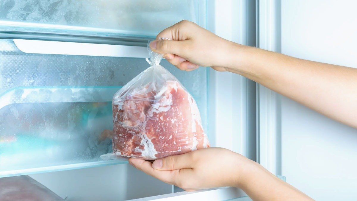 Odborník varuje před rozmrazenými potravinami: mrazák není kouzelná krabička