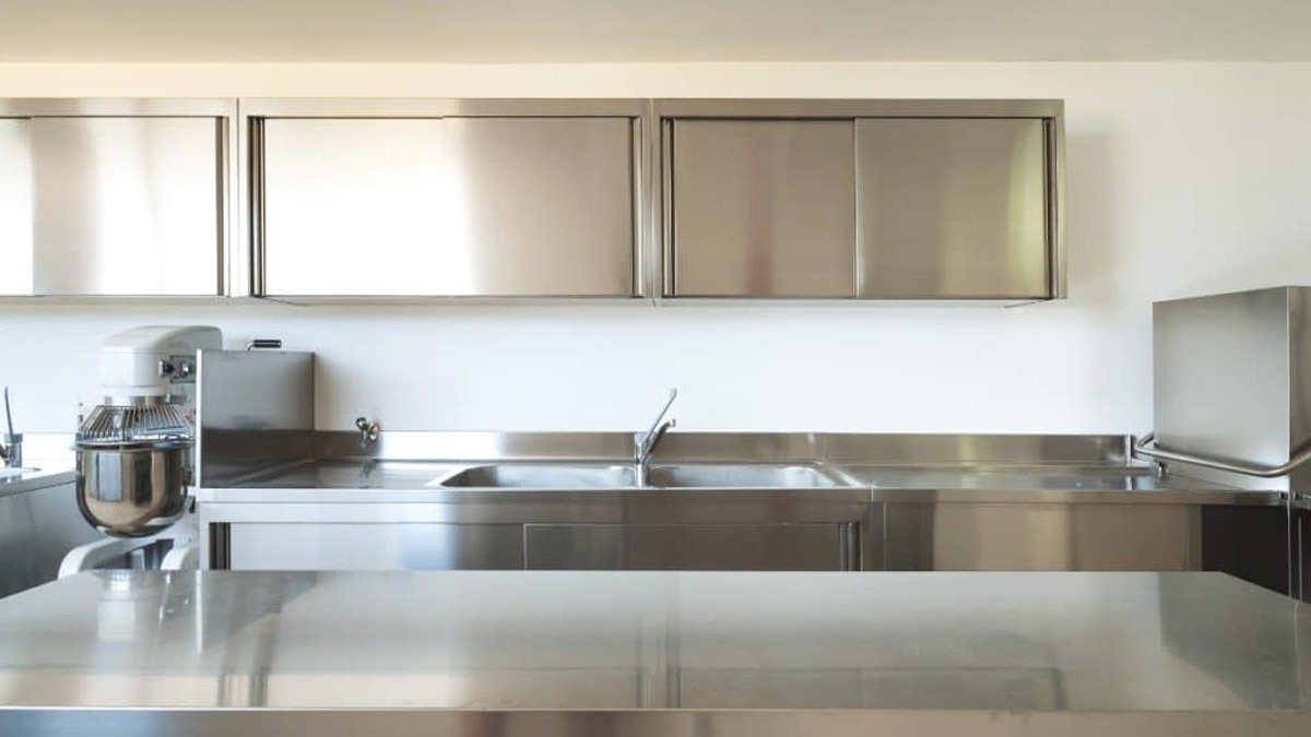 Poškrábaná nerezová ocel, plná skvrn: tahle finální úprava profesionálů, na kterou se v domácnostech zapomíná, nechá všechno zářit