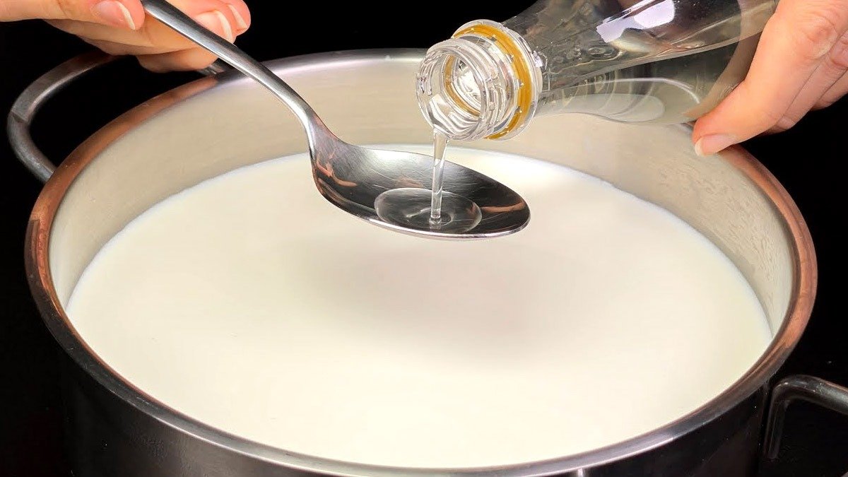 Do mléka stačí přidat jen 3 lžíce octa – a ušetříte peníze. Proč jsme to nevěděli dříve