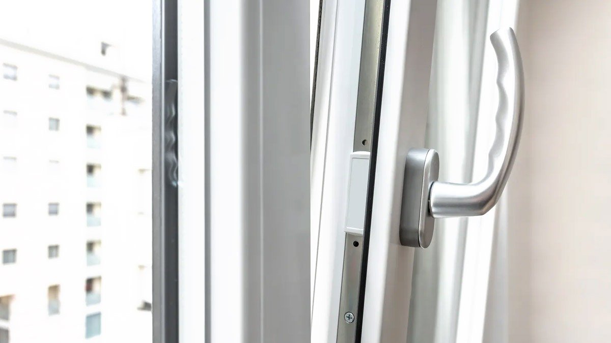 Vaše okna mají tajnou funkci, o které málokdo ví: otočením jediného šroubku můžete okamžitě snížit účty za vytápění