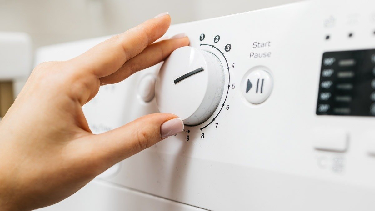 Takto se čistí pračka sama. Skrytá funkce, která šetří práci