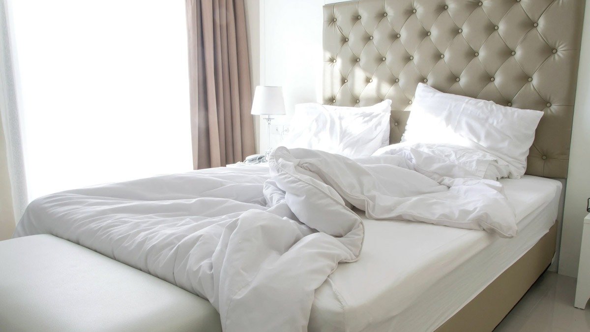 Proč okamžité ustlaní postele po probuzení vytváří ráj pro roztoče a je lepší nechat peřinu chvíli odhrnutou