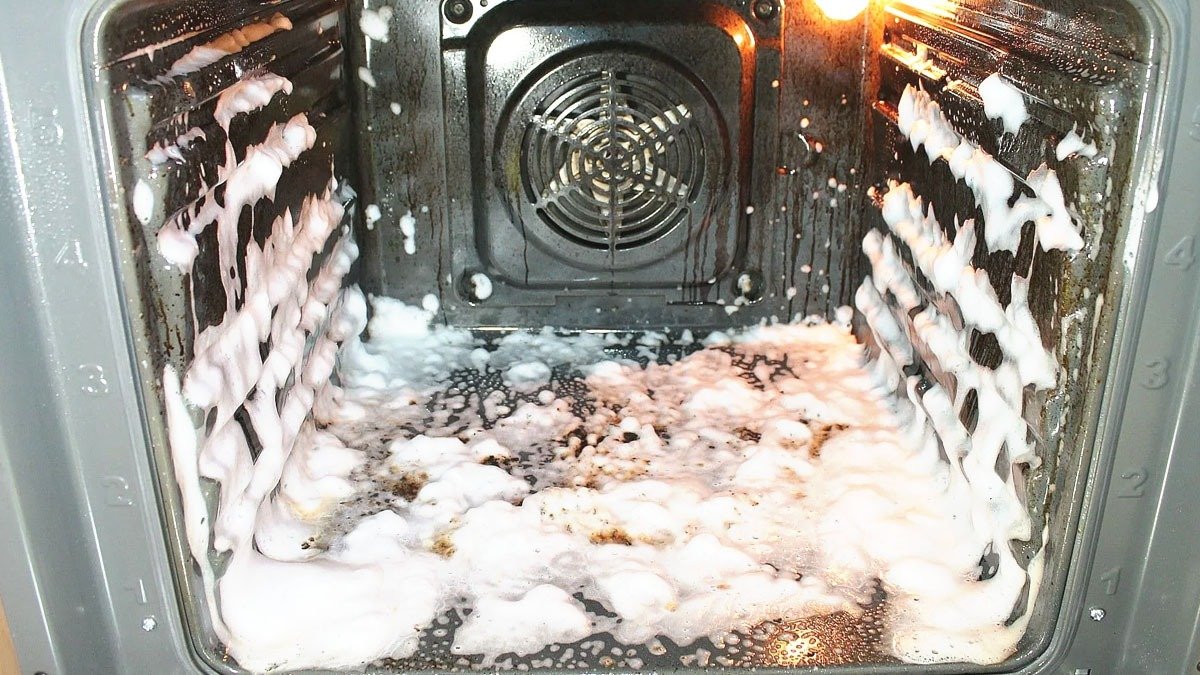 Vyčistit troubu stačí jediný kousek – a bude opět zářivá a příjemně vonící