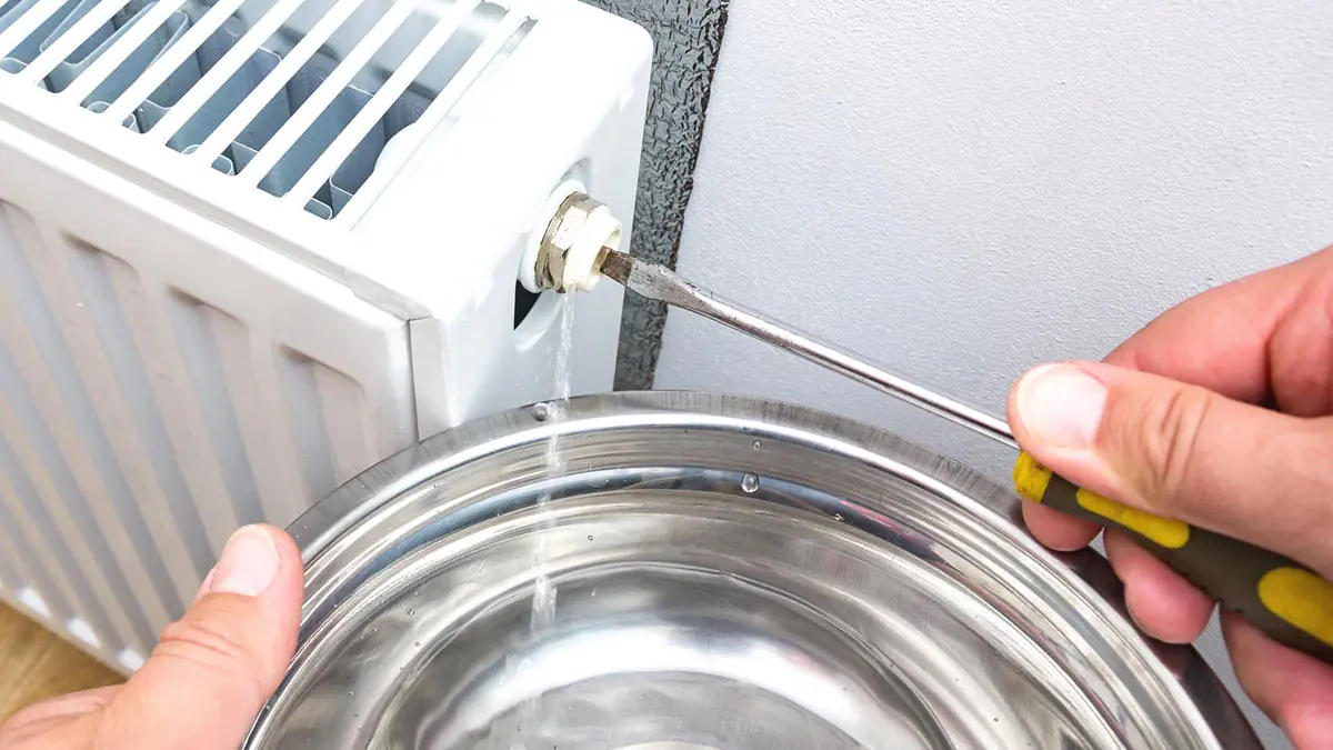 Proč vám pravidelné odvzdušnění topení uspoří peníze a dům se rychleji ohřeje