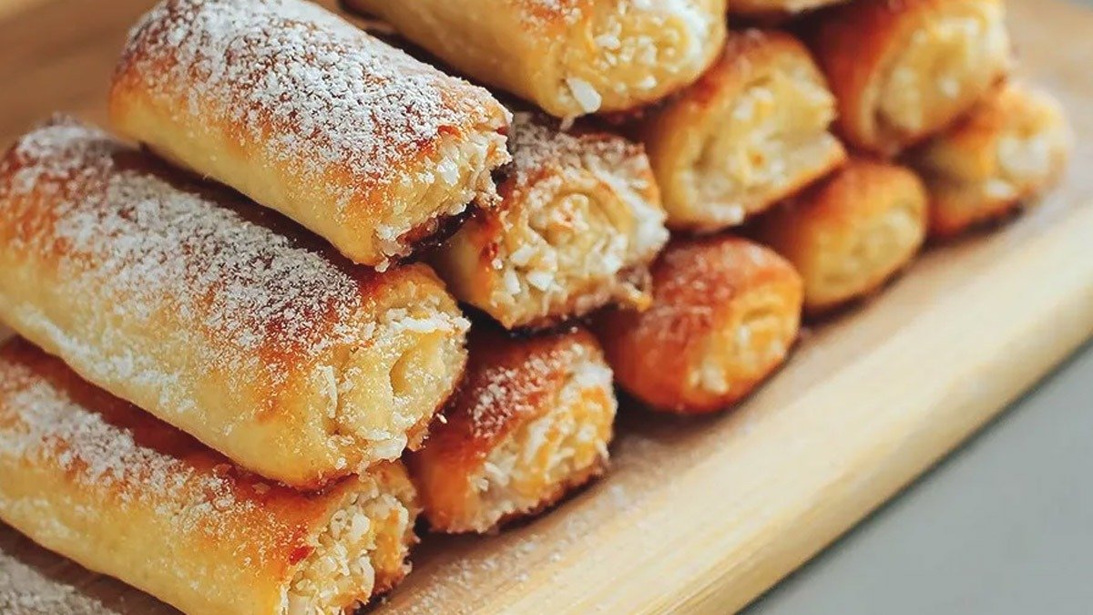 Místo nudných koláčků vezmu tvaroh a za 10 minut usmažím hromadu lahůdek k čaji: křupavé tvarohové tyčinky