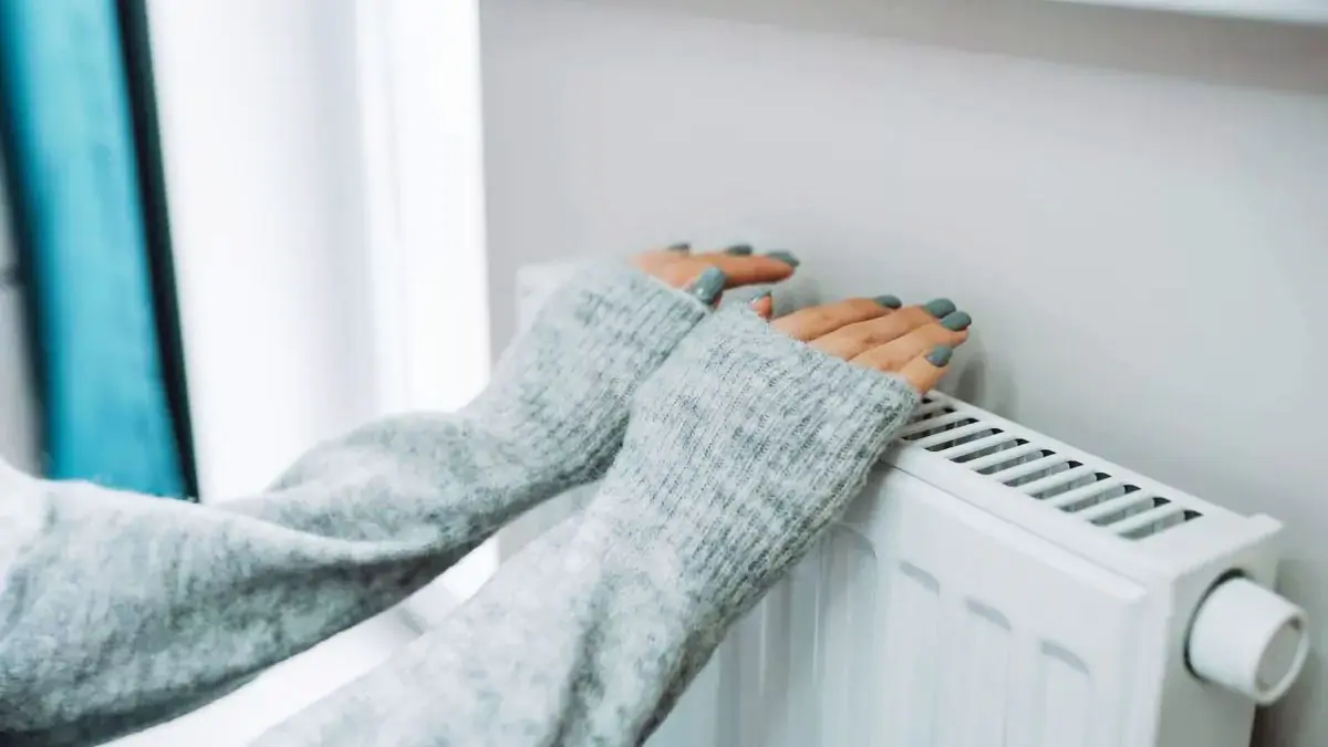 Zaměstnanci energetických firem topí doma jen takto: snížíte náklady na provoz kotle až o 90 %