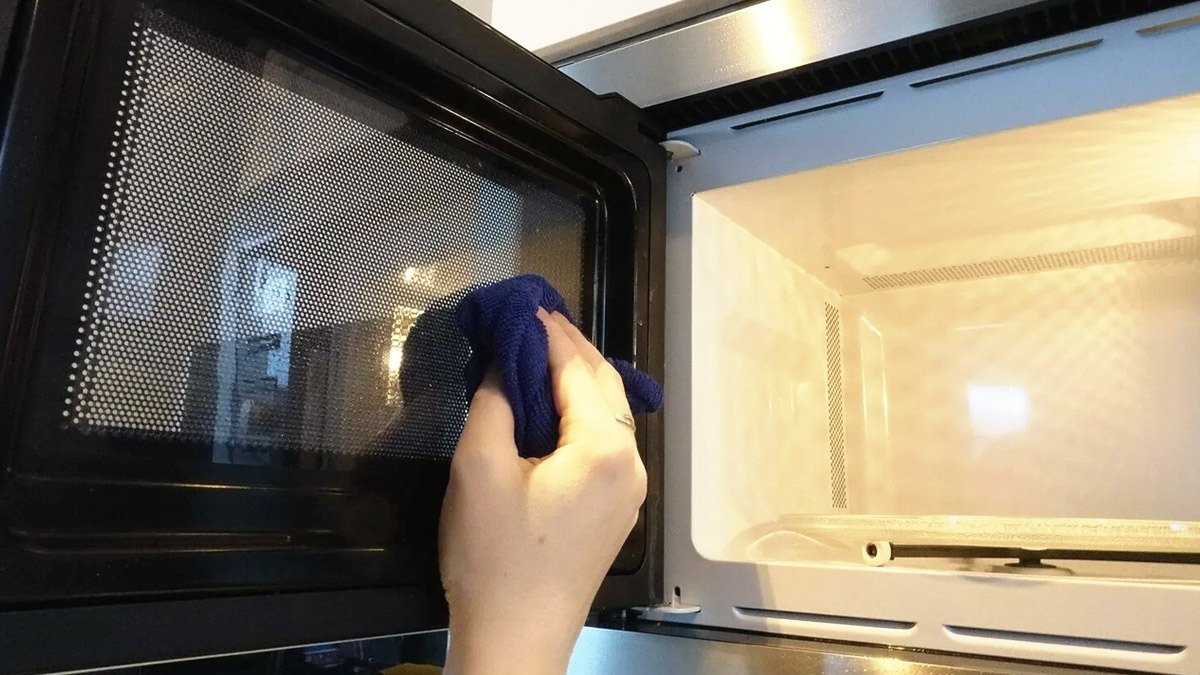 Dejte alkohol do mikrovlnky a nechte ho 3 minuty zahřívat. Proč jsem o tomto skvělém triku nevěděl?