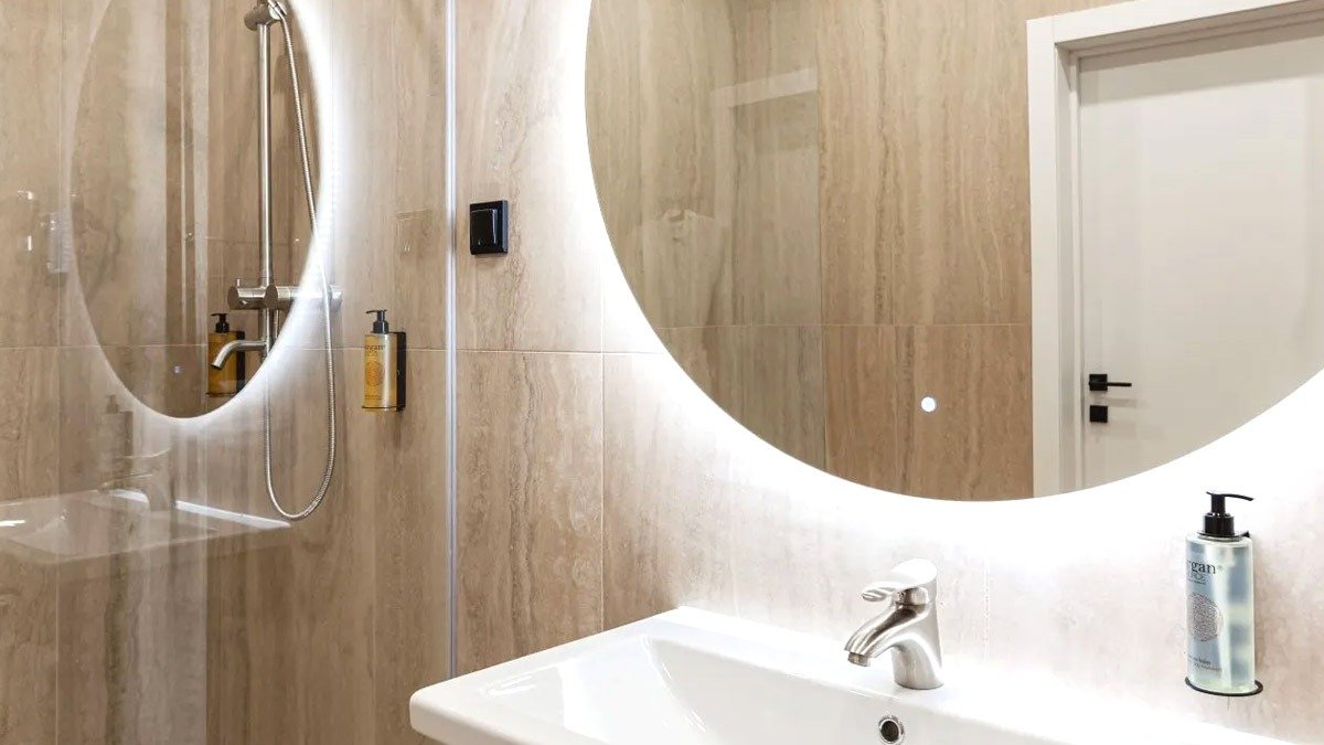 Sbohem, průchozí sprcha – to je nový trend pro rok 2026